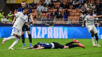 Pemain depan Real Madrid Rodrygo merayakan golnya setelah membuka skor selama pertandingan sepak bola Grup D Liga Champions antara Inter Milan melawan Real Madrid di Stadion di Stadion Giuseppe-Meazza, Milan, Italia, Kamis (16/9) dini hari WIB.  MIGUEL MEDINA / AFP