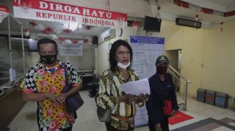 Transpuan berjalan usai melakukan perekaman data untuk pembuatan KTP Elektronik di Kantor Kelurahan Cilandak Barat, Jakarta, Kamis (16/9/2021). [Suara.com/Angga Budhiyanto]