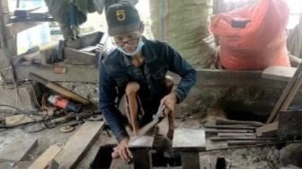 Meski Lumpuh, Kakek Saman Tetap Semangat Jadi Pengrajin Golok dan Alat Musik Tradisional