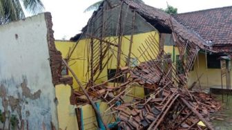 GUBRAK!! Madrasah di Cilegon Banten Hancur Diterjang Badai dan Angin Kencang