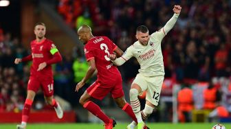 Gelandang Liverpool Fabinho (kiri) bersaing dengan pemain depan AC Milan Ante Rebic selama pertandingan sepak bola Grup B putaran pertama Liga Champions antara Liverpool melawan AC Milan di stadion Anfield, Liverpool, Inggris, Kamis (16/9) dini hari WIB. Paul ELLIS / AFP