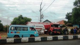 Hilang Kendali, Truk Pengangkut BBM Tergelincir dan Tabrak Tiang Telepon