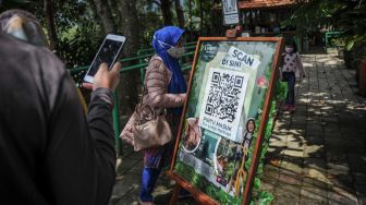 Pengunjung memindai kode batang dari aplikasi peduli lindungi sebelum memasuki kawasan wisata The Lodge Maribaya, Lembang, Kabupaten Bandung Barat, Jawa Barat, Jumat (17/9/2021). ANTARA FOTO/Raisan Al Farisi
