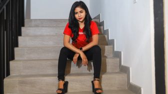 Peserta Finalis Miss Popular 2021 season 3, Bunga Aurelli berpose di depan kamera saat sesi pemotretan di kantor redaksi Suara.com, Jakarta Selatan, Jumat (17/9/2021). [Suara.com/Alfian Winanto]