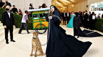 Penampakan Melly Goeslaw ke Met Gala, Foto Bareng Kim Kardashian hingga Gerobak Bakso