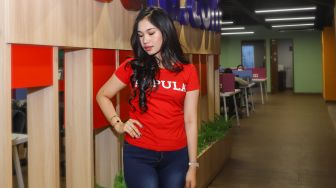 Peserta Finalis Miss Popular 2021 season 3, Aprillia Lee berpose di depan kamera saat sesi pemotretan di kantor redaksi Suara.com, Jakarta Selatan, Jumat (17/9/2021). [Suara.com/Alfian Winanto]