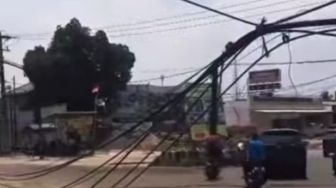 Kacau! Kabel Listrik di Serpong Semrawut Melintang ke Jalan