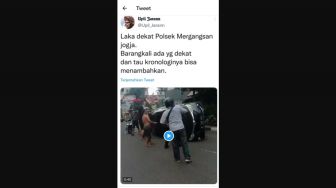 Senggolan lalu Tabrak Kendaraan yang Terparkir, Mobil di Mergangsan Terguling