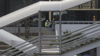 Pekerja menyelesaikan proyek renovasi Gedung Sarinah di Jalan MH Thamrin, Jakarta, Jumat (17/9/2021). [Suara.com/Angga Budhiyanto]