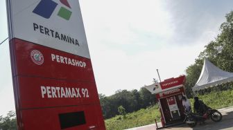 Petugas mengisi BBM jenis Pertamax di Pertashop (Pertamina Shop) Desa Maliku, Kabupaten Pulang Pisau, Kalimantan Tengah, Jumat (17/9/2021). [ANTARA FOTO/Makna Zaezar]