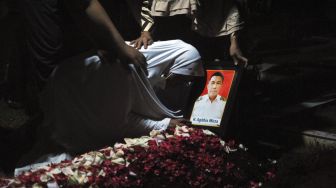 Suasana Haru Selimuti Pemakaman Jenazah Pilot Rimbun Air