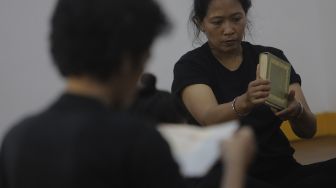 Seniman teater dari Lab Teater Ciputat mementaskan persilangan karya sastra berjudul Sotoba Komachi karya Yukio Mishima dan Rintik karya Danarto dalam workshop jarak jauh dengan sutradara asal Jepang, Yasuhito Yano di Jakarta, Sabtu (18/9/2021). [Suara.com/Angga Budhiyanto]