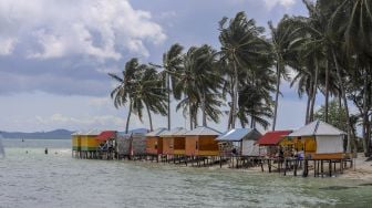 Sejumlah wisatawan berada di kawasan wisata Pulau Mubud, Batam, Kepulauan Riau, Sabtu (18/9/2021). [ANTARA FOTO/Teguh Prihatna]