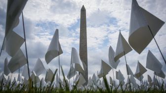 Bendera putih terlihat di depan Monumen Washington, Washington, DC, pada (16/9/2021). [MANDEL NGAN / AFP]