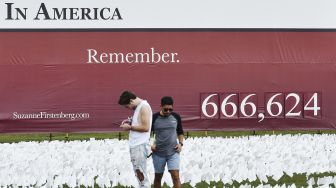 Warga berdiri di antara bendera putih di dekat Monumen Washington, Washington, DC, pada (16/9/2021). [MANDEL NGAN / AFP]