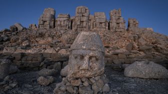 Patung kepala batu besar di situs arkeologi Gunung Nemrut di Adiyaman, Turki, Jumat (17/9/2021). [Yasin AKGUL / AFP]