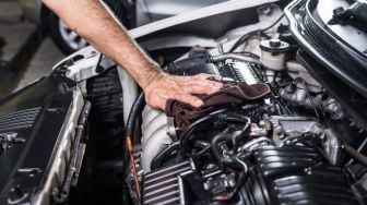 Cara Membersihkan Mesin Mobil Beserta Alasannya