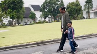 Iseng Istirahat di Depan Gedung Agung, Warganet Ini Bertemu Presiden Jokowi