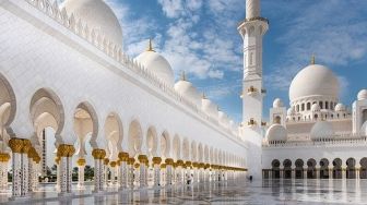 Doa Masuk Masjid Lengkap dengan Artinya, Versi Panjang dan Pendek