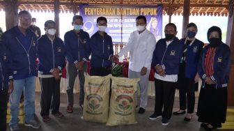 Rachmat Gobel Salurkan Bantuan 5 Ton Pupuk di Desa Mendak, Madiun