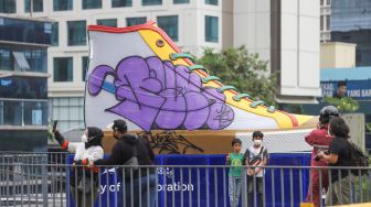 Suasana di sekitar Tugu Sepatu di Stasiun BNI City, Jakarta Pusat, Minggu (19/9/2021). [Suara.com/Alfian Winanto]