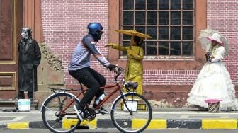 Warga berolahraga di kawasan Kota Tua, Jakarta, Minggu (19/9/2021). ANTARA FOTO/Galih Pradipta 