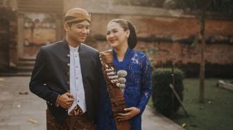 9 Potret Mesra Vicky Shu dan Suami yang Jarang Tersorot, Jauh dari Isu Miring