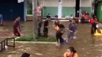 Banjir jadi Wisata Air, Beginilah Cara Baru Warga +62 Berdamai