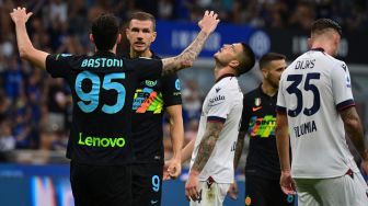 Pemain depan Inter Milan Edin Dzeko merayakan golnya dengan rekan satu timnya setelah memenangkan pertandingan sepak bola Serie A Italia antara Inter Milan melawan Bologna di Stadion Giuseppe Meazza, Sabtu waktu setempat atau Minggu (19/9/2021) dini hari WIB.  MIGUEL MEDINA / AFP