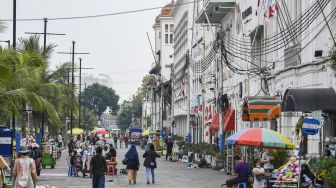 Pengunjung berwisata di kawasan Kota Tua, Jakarta, Minggu (19/9/2021).  ANTARA FOTO/Galih Pradipta