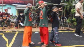 Anak - anak mengikuti kompetisi ketapel di Kampung Ketapel, Ciganjur, Jakarta Selatan, Minggu (19/9/2021). [Suara.com/Alfian Winanto]