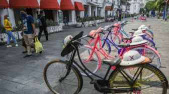 Warga melintas di kawasan Kota Tua, Jakarta, Minggu (19/9/2021). ANTARA FOTO/Galih Pradipta
