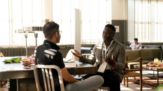 Jadilah pendengar yang baik saat berada di tempat kerja