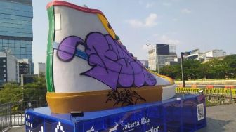 Tugu sepatu raksasa di Kawasan Sudirman jadi sasaran vandalisme