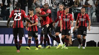 Pemain depan AC Milan Ante Rebic merayakan golnya dengan rekan satu timnya setelah mencetak gol selama pertandingan sepak bola Serie A Italia antara Juventus melawan di Juventus Stadium, Senin (20/9/2021) dini hari WIB. Isabella BONOTTO / AFP