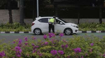 Polisi melakukan penindakan terhadap pengendara yang melanggar lalu lintas saat Operasi Patuh Jaya 2021 di kawasan Bundaran Hotel Indonesia, Jakarta, Senin (20/9/2021). [Suara.com/Angga Budhiyanto]