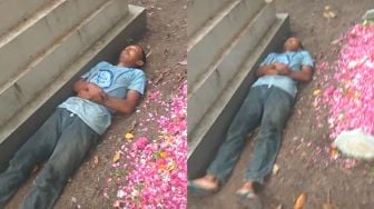 Viral Pria Rebahan di Samping Makam, Aksinya Bikin Publik Tak Tega