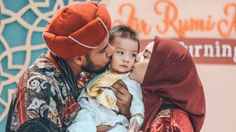 Bertema Kerajaan Turki, 9 Potret Ulang Tahun Pertama Baby Air Rumi Meriah Banget