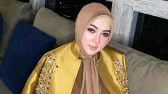 Cetar Pose di Tengah Laut, Gaya Syahrini Pakai Baju Rp4 Jutaan Ramai Dipuji