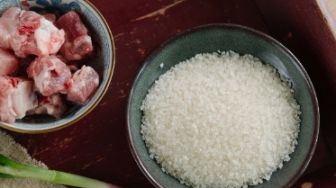 Wanita Ini Kaget Lihat Penampakan Nasi Matang di Rice Cooker Bak Kue, Warganet: Tinggal Tambahin Lilin