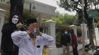 Massa yang tergabung dalam masyarakat pertembakauan menggelar aksi unjuk rasa di luar Istana Merdeka, Jakarta, Senin (20/9/2021). [Suara.com/Angga Budhiyanto]