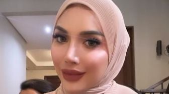 Millen Cyrus Pakai Hijab Saat Hadir di Pengajian Aurel, Netizen: Tanda Akhir Zaman