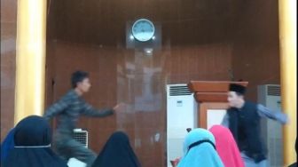 Viral Video Pria Menyerang Ustaz Sedang Pengajian di Masjid Baitusysyakur Batam