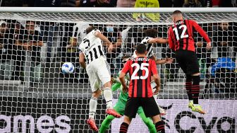 Pemain depan AC Milan Ante Rebic mencetak gol selama pertandingan sepak bola Serie A Italia antara Juventus melawan di Juventus Stadium, Senin (20/9/2021) dini hari WIB.Isabella BONOTTO / AFP