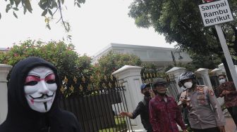 Polisi membubarkan massa yang menggelar aksi unjuk rasa di luar Istana Merdeka, Jakarta, Senin (20/9/2021). [Suara.com/Angga Budhiyanto]