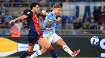 Maurizio Sarri Asyik Merokok saat Lazio vs Cagliari Berakhir Imbang 2-2