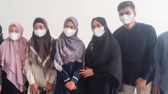 Keluarga Ria Ricis dan Teuku Ryan berfoto bersama usai mengadakan pertemuan keluarga di Kawasan Bintaro Sektor 9, Tangerang Selatan, Senin (20/9/2021). [Suara.com/Alfian Winanto]