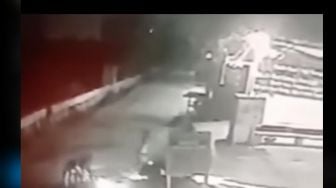 CCTV: Tiga Begal Terlihat Bacok Pemotor di Cibitung