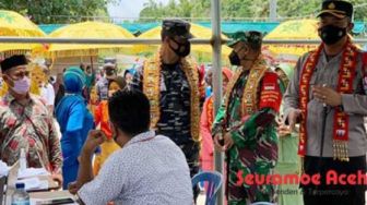 Kapolres “Tamong Gampong,” Warga Antusias Ikut Vaksinasi