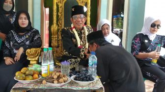  Muncul Pria Berpenampilan Raja Bangun Rumah Warga Miskin di Pandeglang